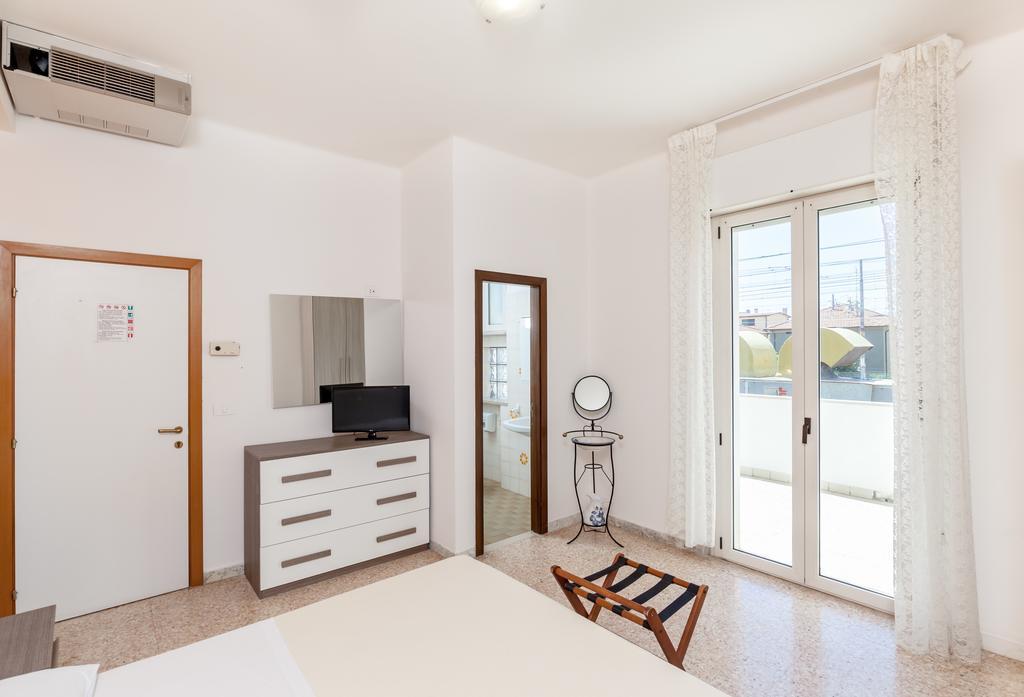 Hotel Chiar Di Luna セニガッリア 部屋 写真