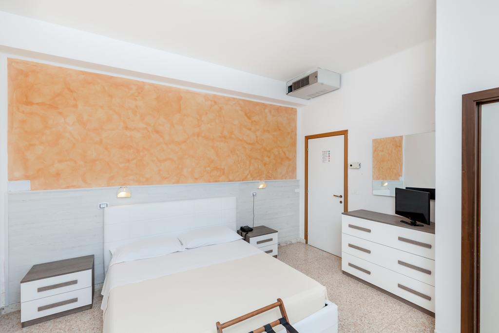 Hotel Chiar Di Luna セニガッリア 部屋 写真