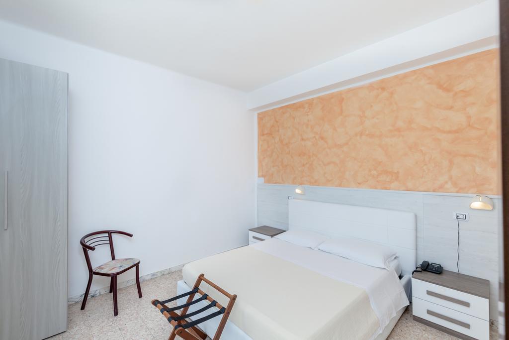 Hotel Chiar Di Luna セニガッリア 部屋 写真