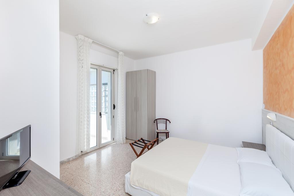Hotel Chiar Di Luna セニガッリア 部屋 写真